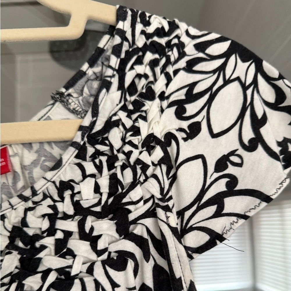 Elle Black and White Smocked Blouse with Short Sleeves - Picture 2 of 5